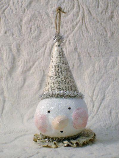 Tutorial on how to make this adorable snowman ornament for Christmas